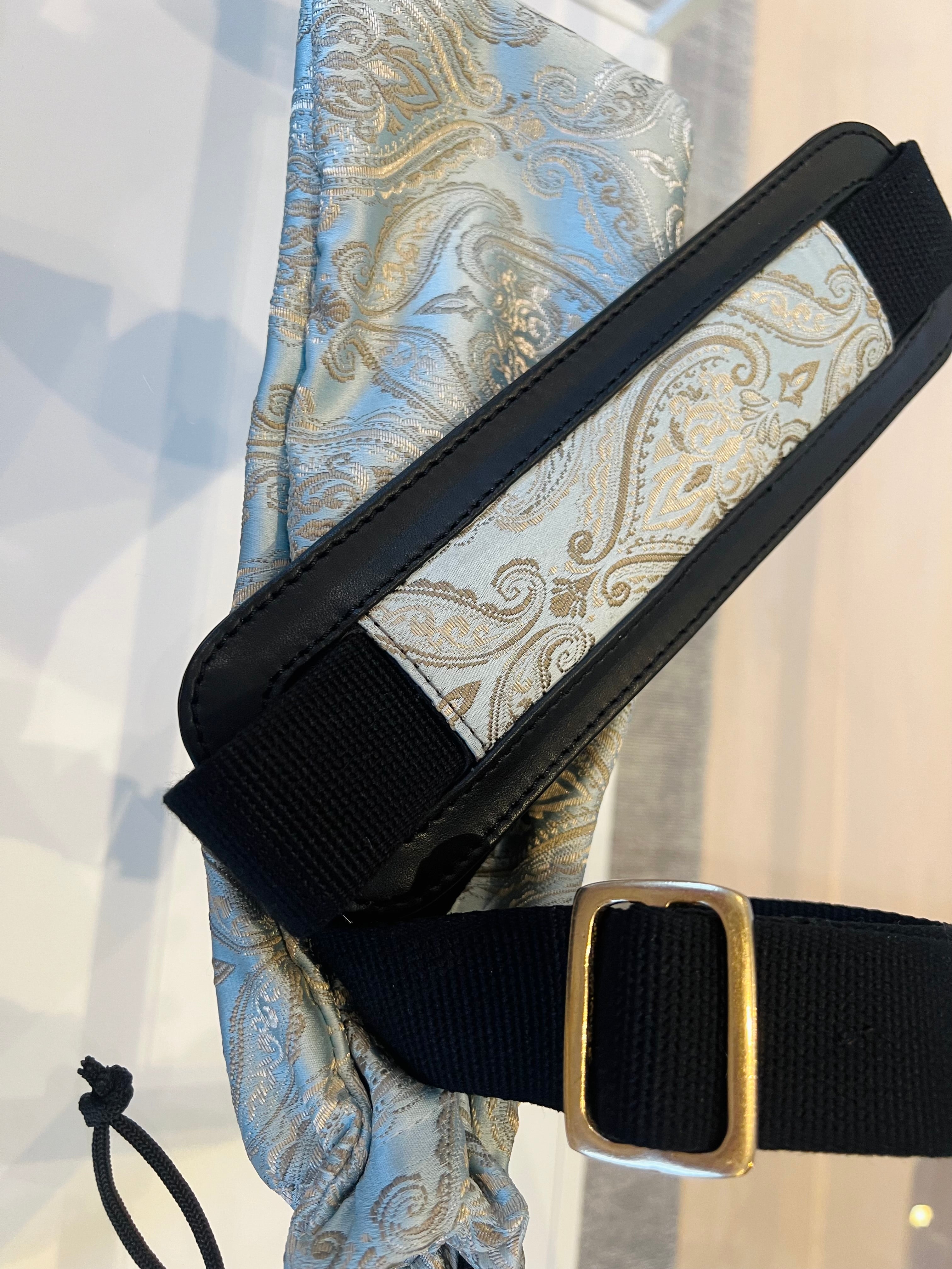 Stropp til Furcifer Pluss sort skinn i lys blå