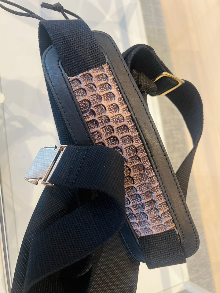 Stropp til Furcifer Pluss sort skinn med chameleon print