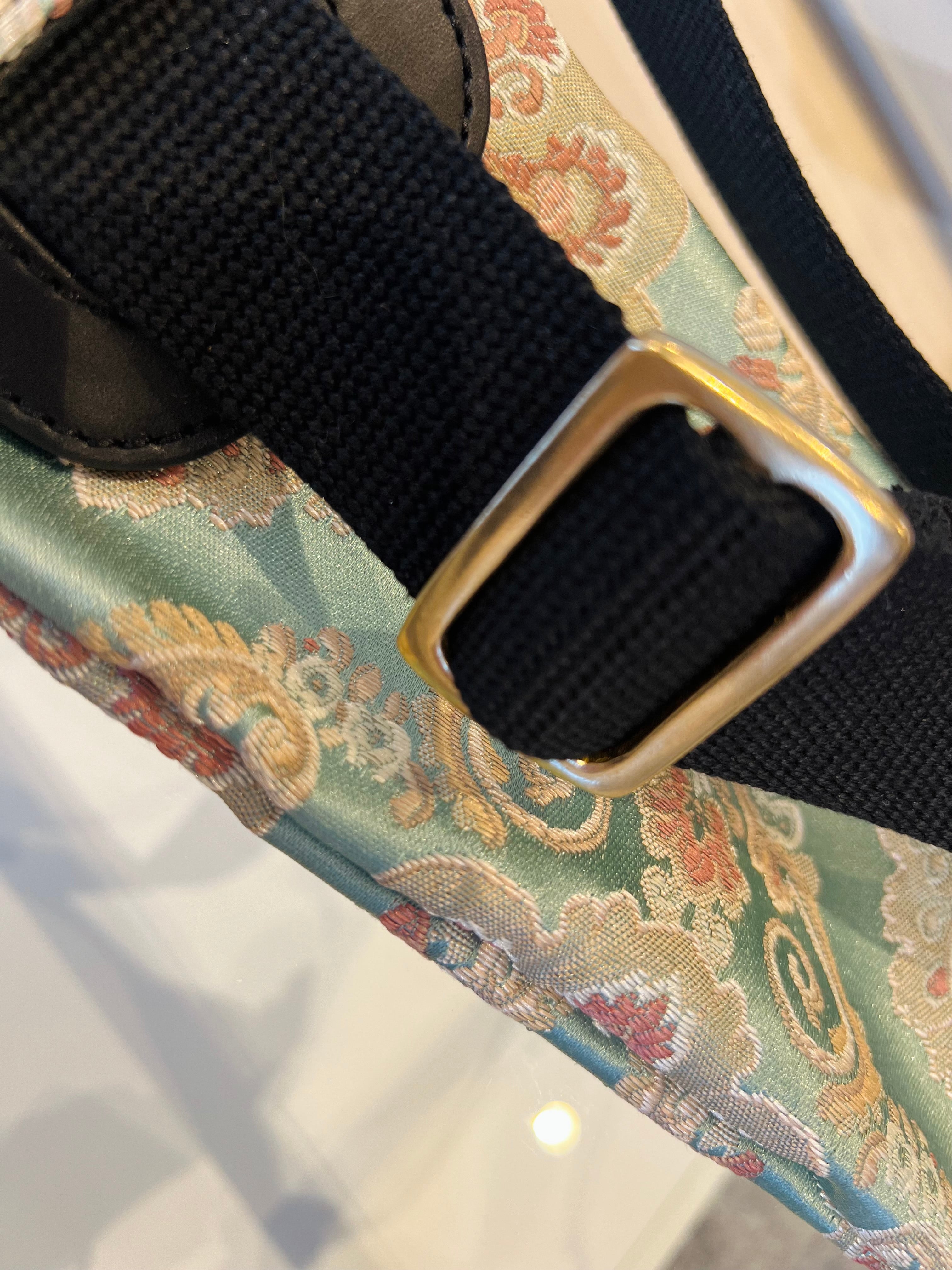 Stropp til Furcifer Pluss sort med lys turkis bakgrunn