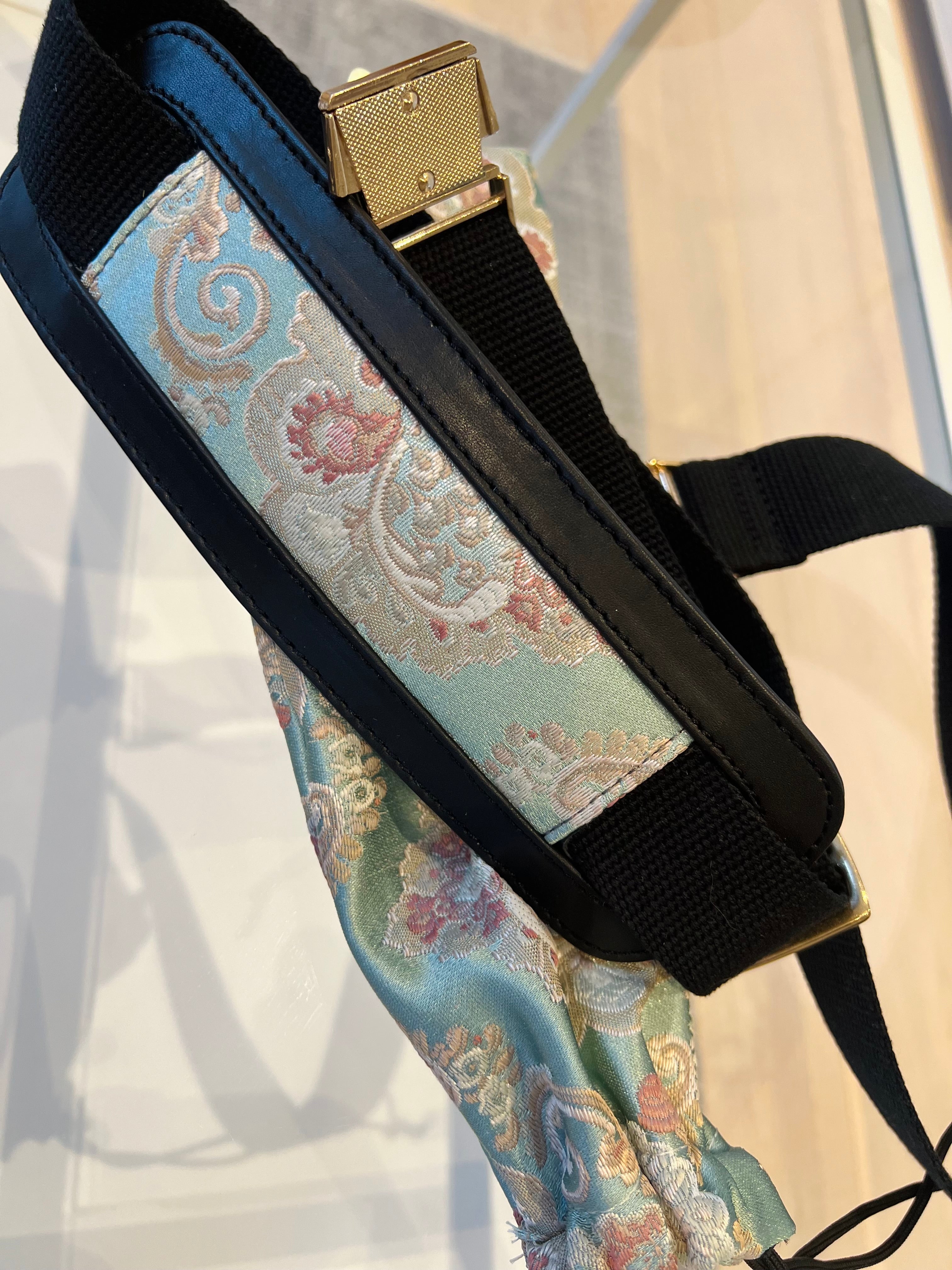 Stropp til Furcifer Pluss sort med lys turkis bakgrunn