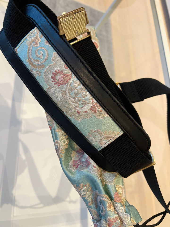 Stropp til Furcifer Pluss sort med lys turkis bakgrunn