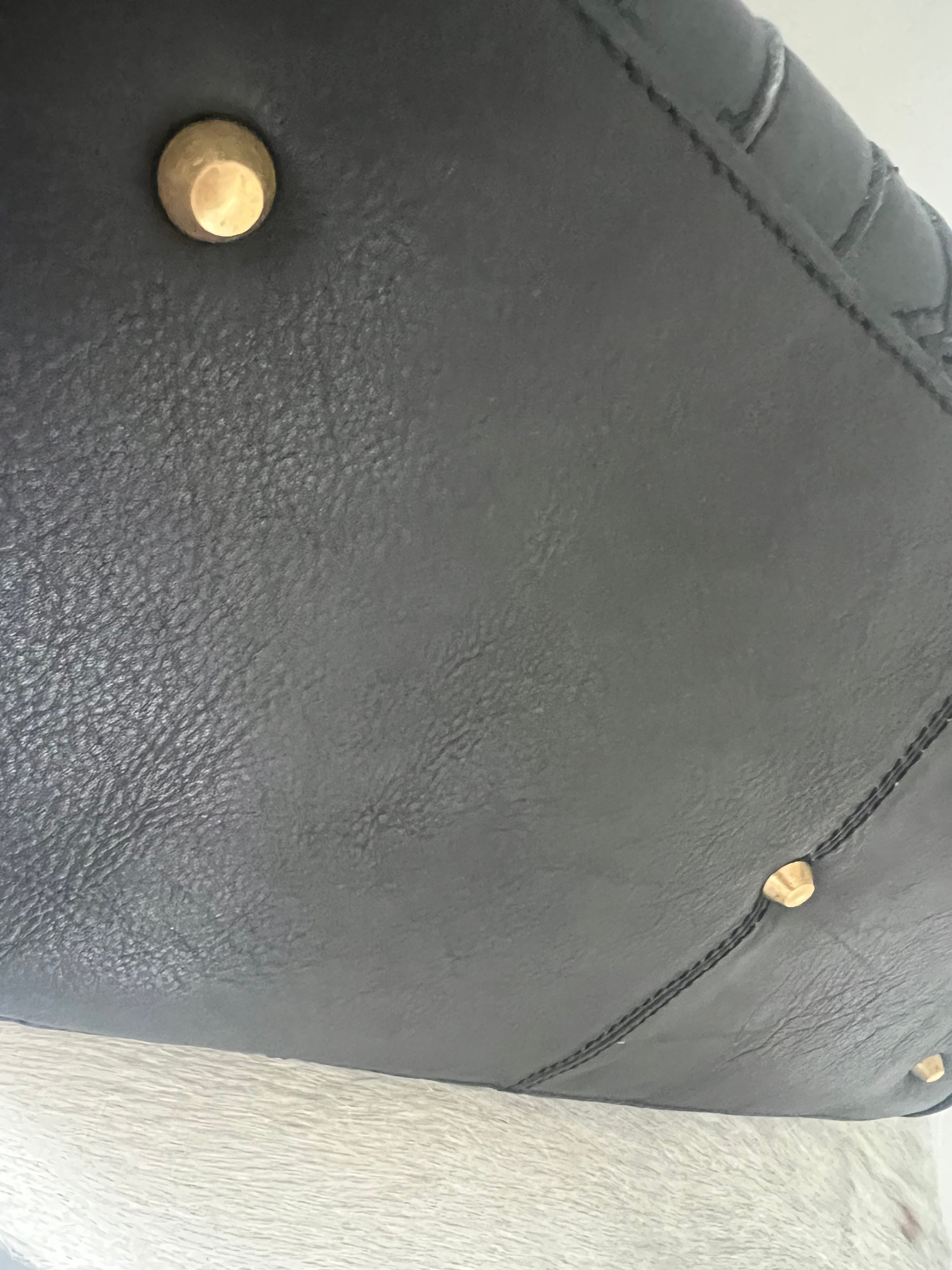 Carpet, sort med søm på fletting