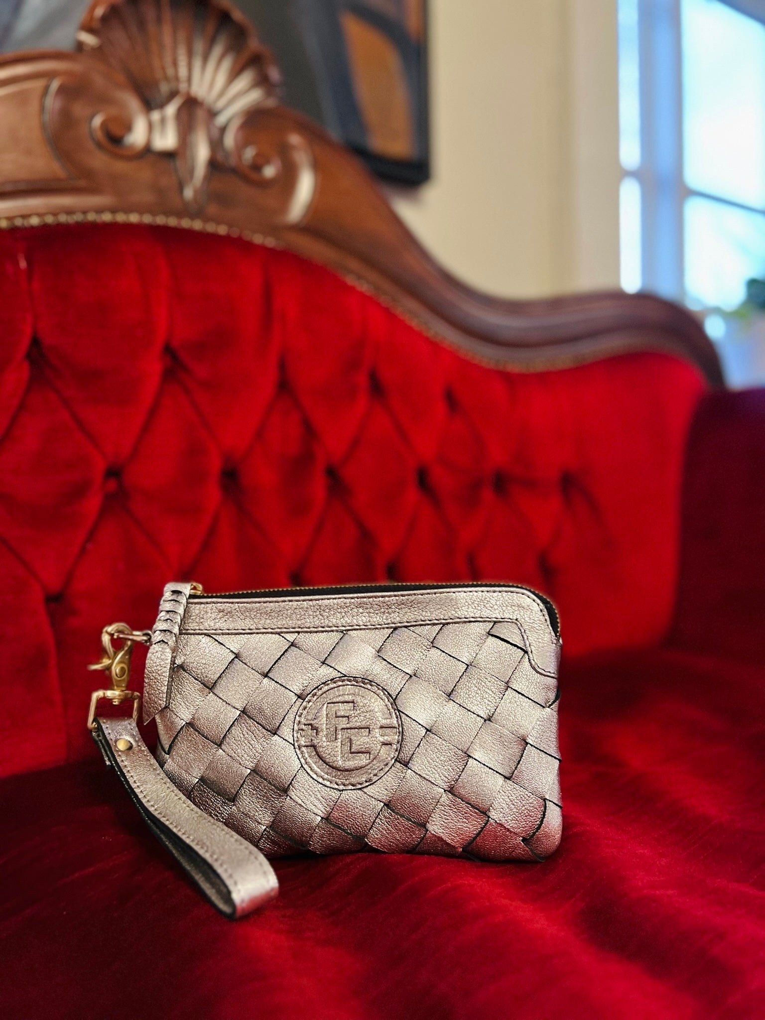 Sølvfarget fletteclutch