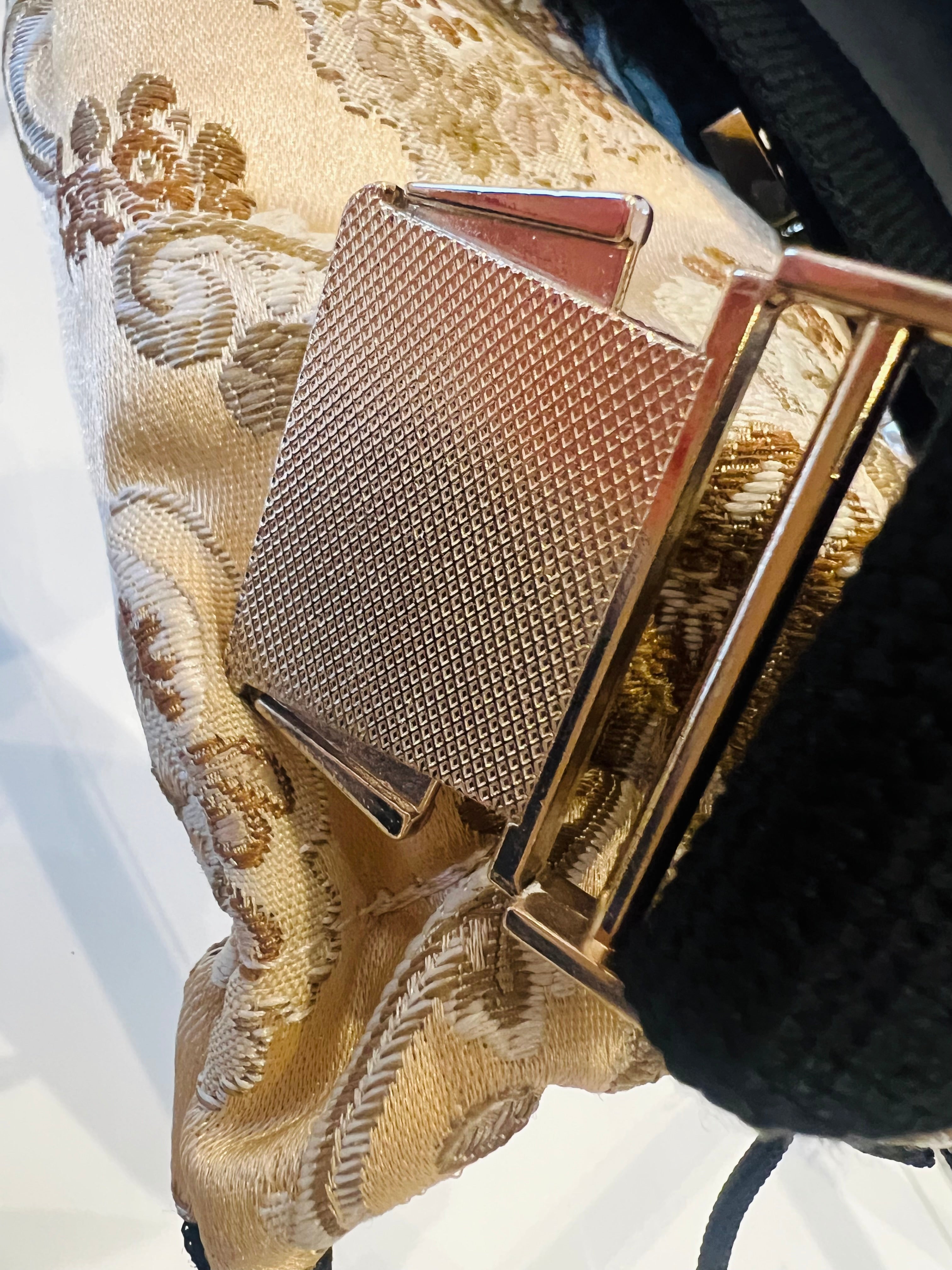 Stropp til Furcifer Pluss sort med gullshimmer bunnfarge