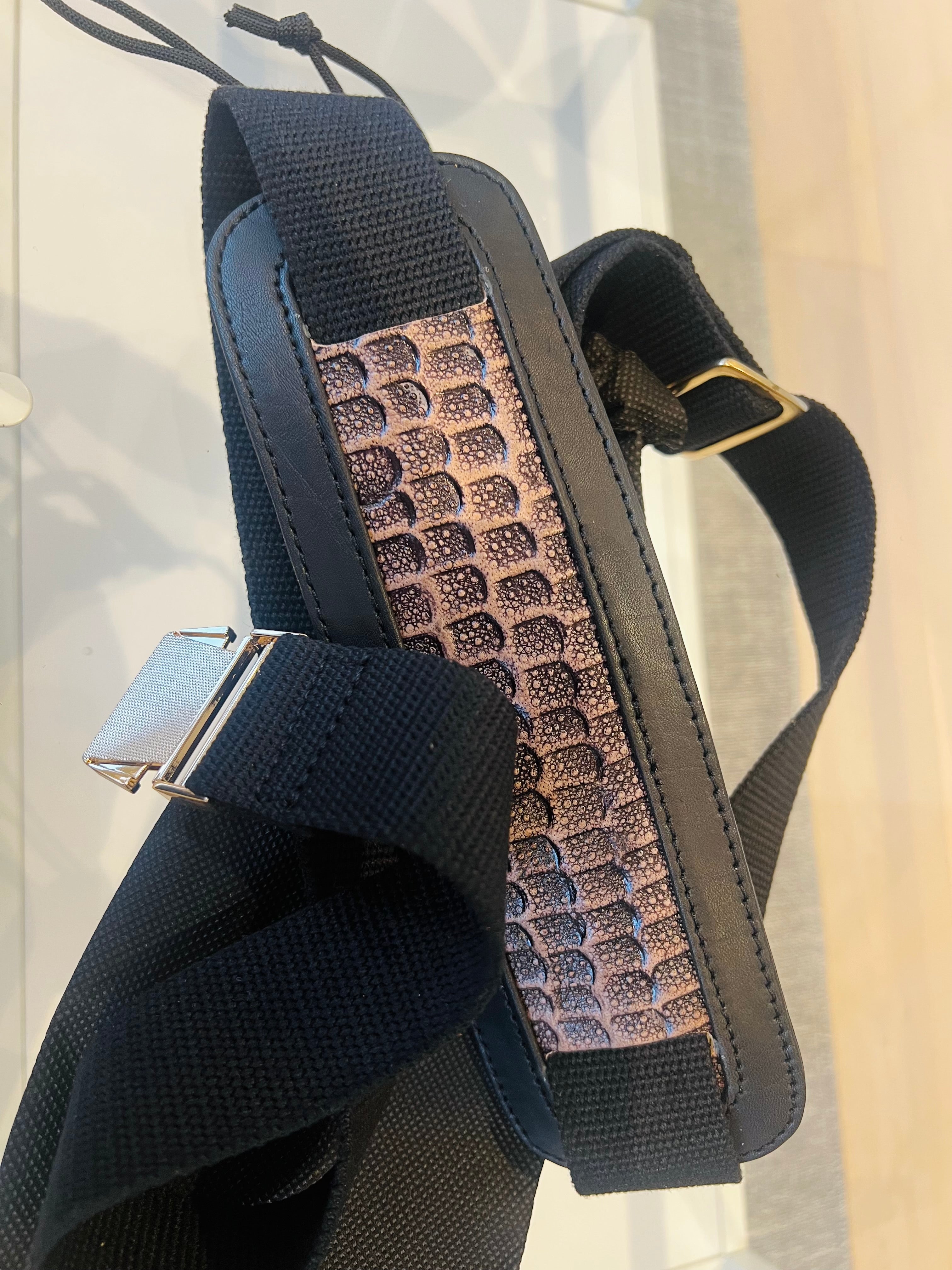 Stropp til Furcifer Pluss sort skinn med chameleon print