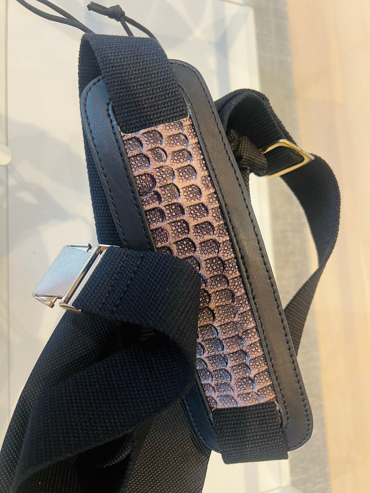 Stropp til Furcifer Pluss sort skinn med chameleon print