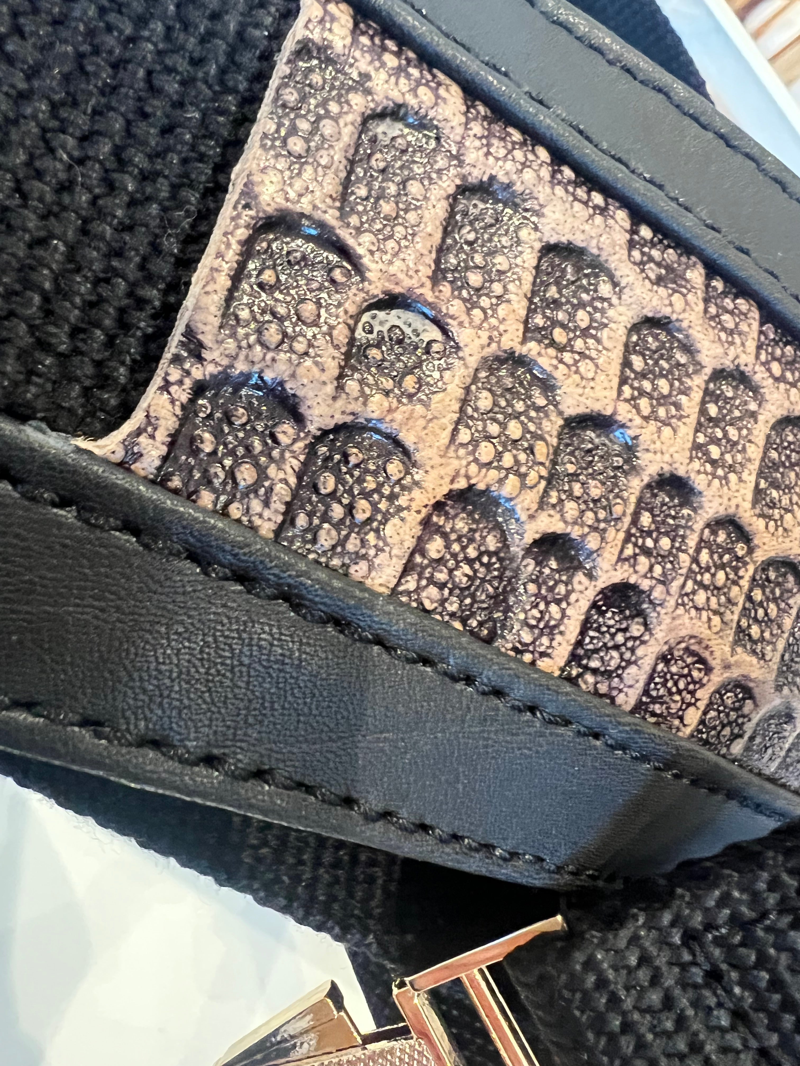 Stropp til Furcifer Pluss sort skinn med chameleon print