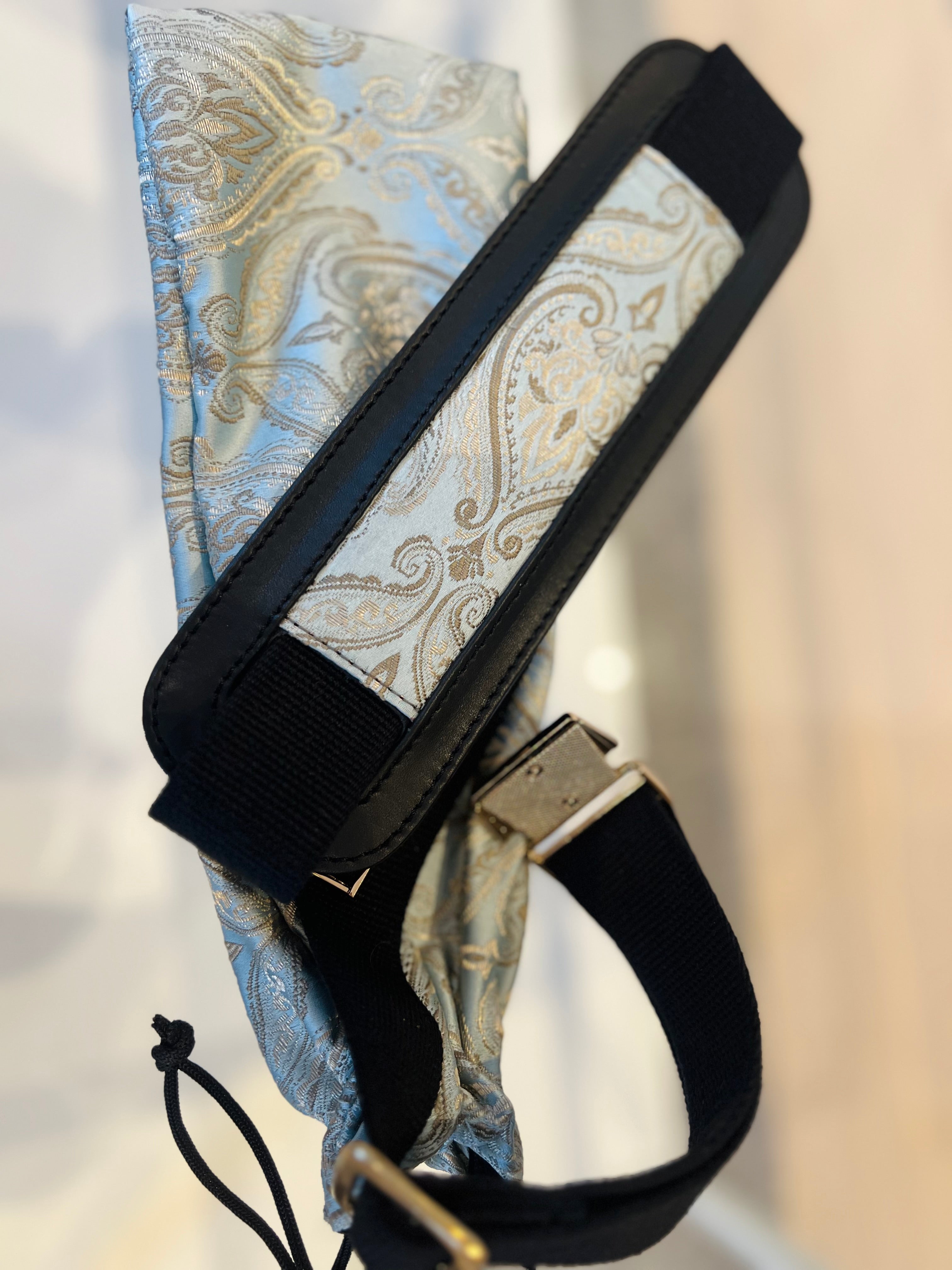 Stropp til Furcifer Pluss sort skinn i lys blå