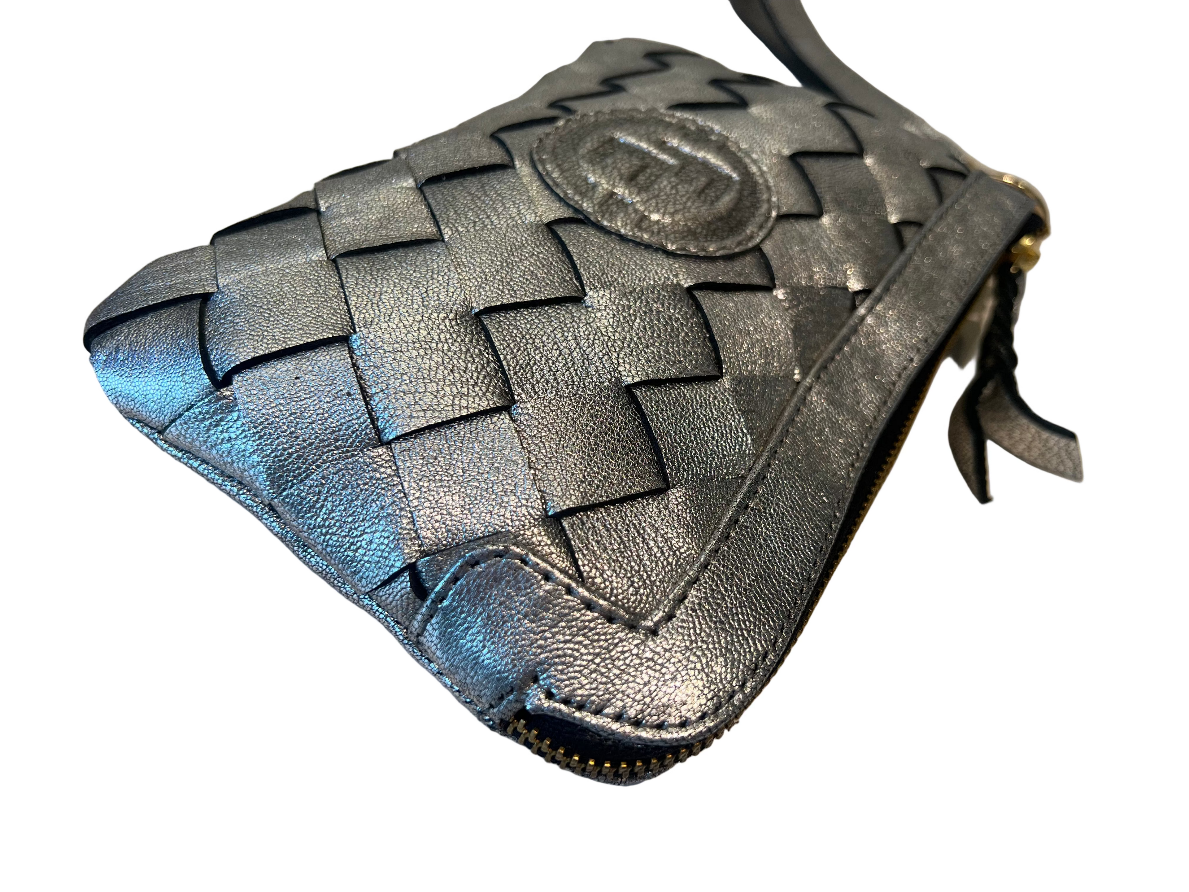 Sølvfarget fletteclutch