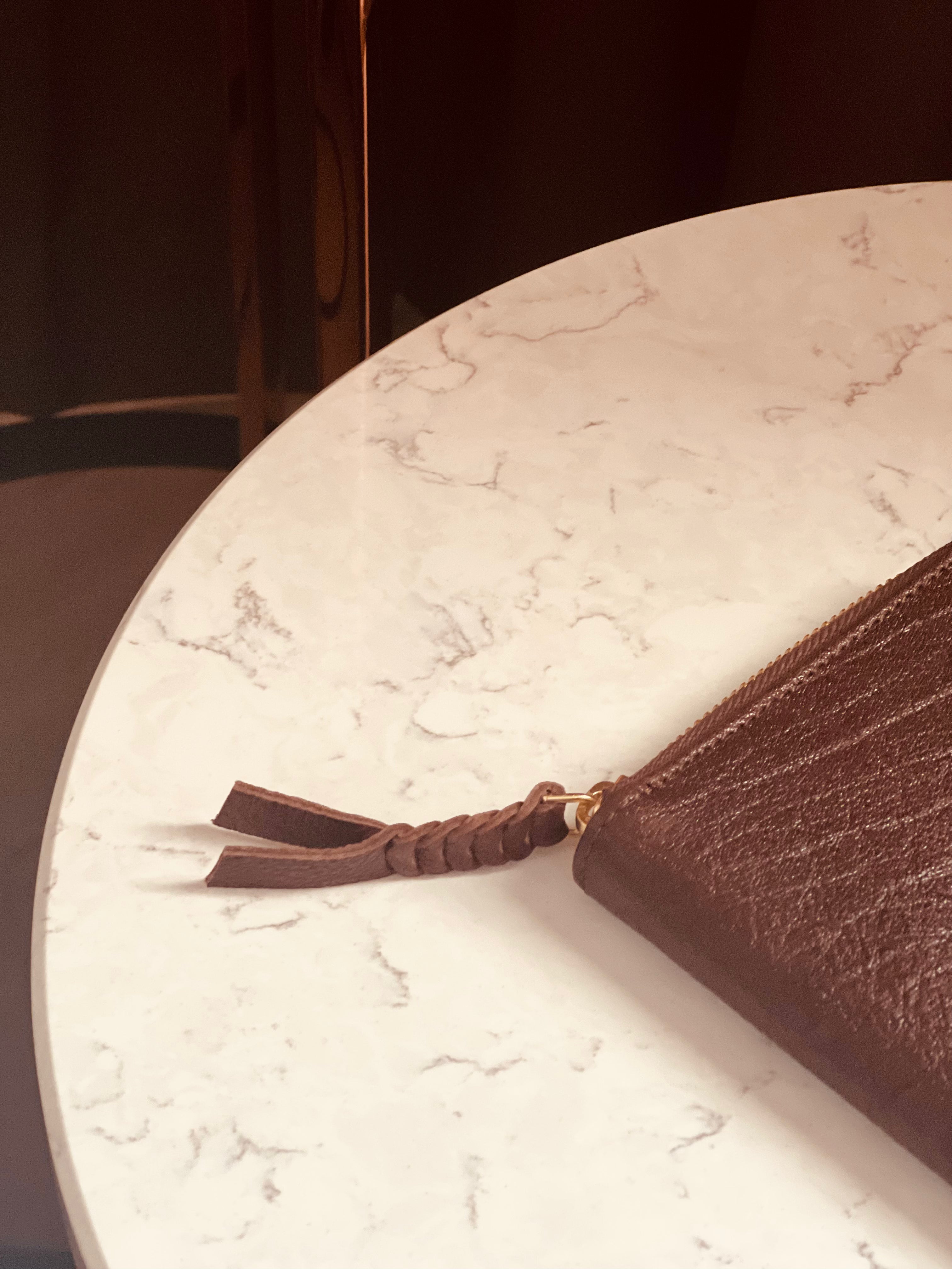 Præstens passholder i shrunken bøffelskinn