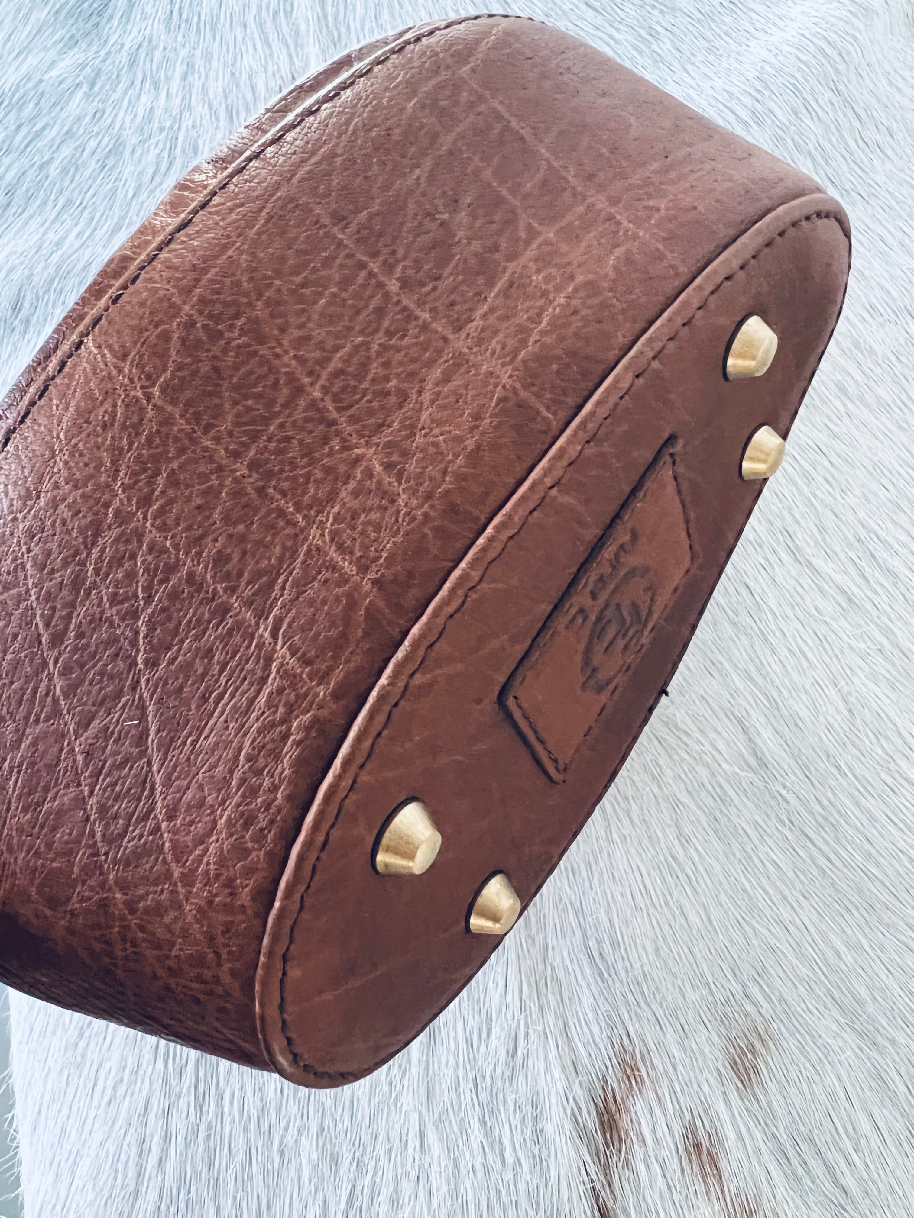 Alwalkeria egg med rød velur